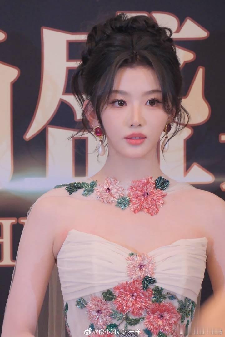 彭小苒、孔雪儿，沈月 吴宣仪 陈哲远红毯造型  大放光彩啊各位