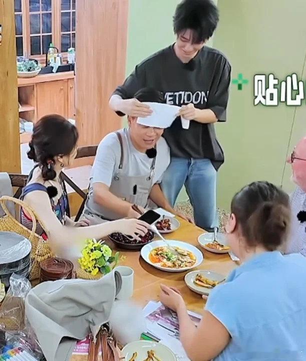 王俊凯白月光之所以是白月光王俊凯完全天使宝宝来的，给林大厨擦汗为他解乏，真的好细