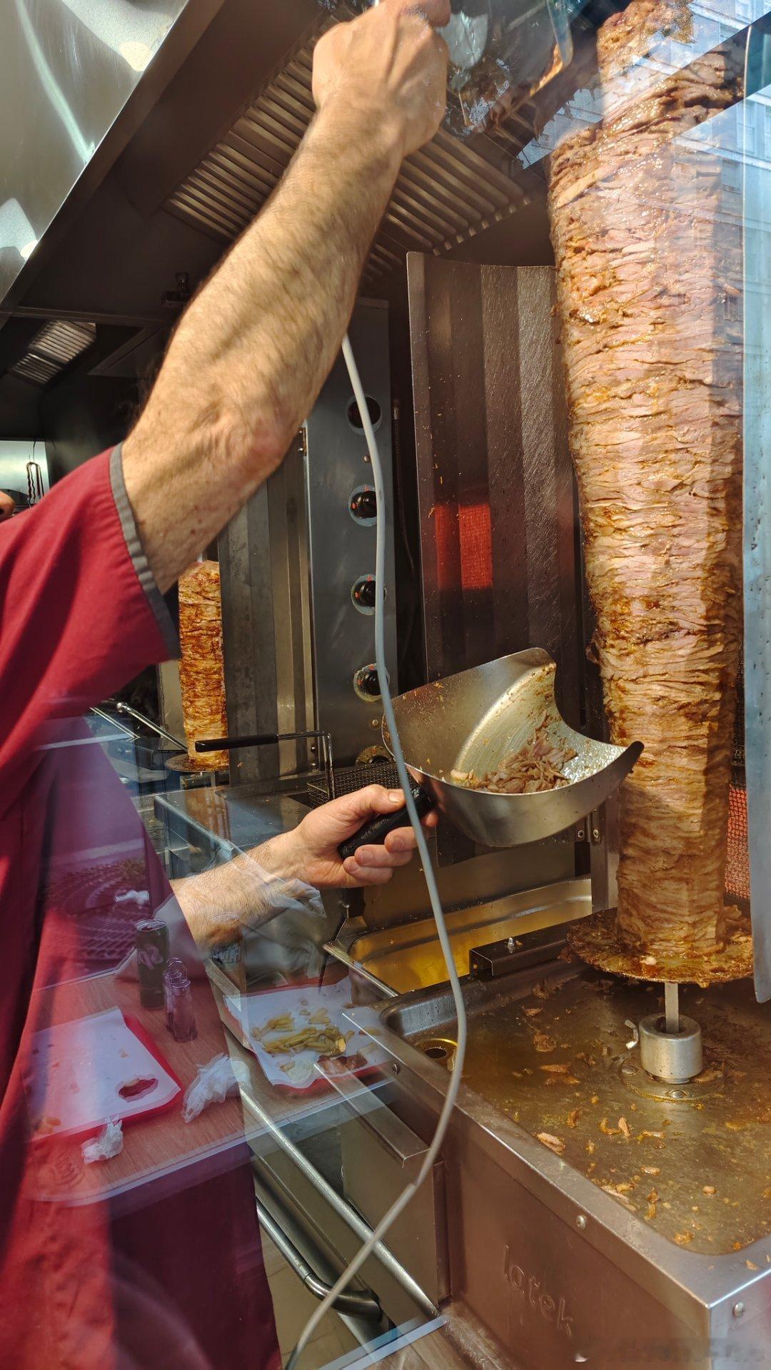 土耳其人做的土耳其烤肉，真不赖。非常酥脆进味儿。而且饼子大肉多。这边的雪碧是酸的