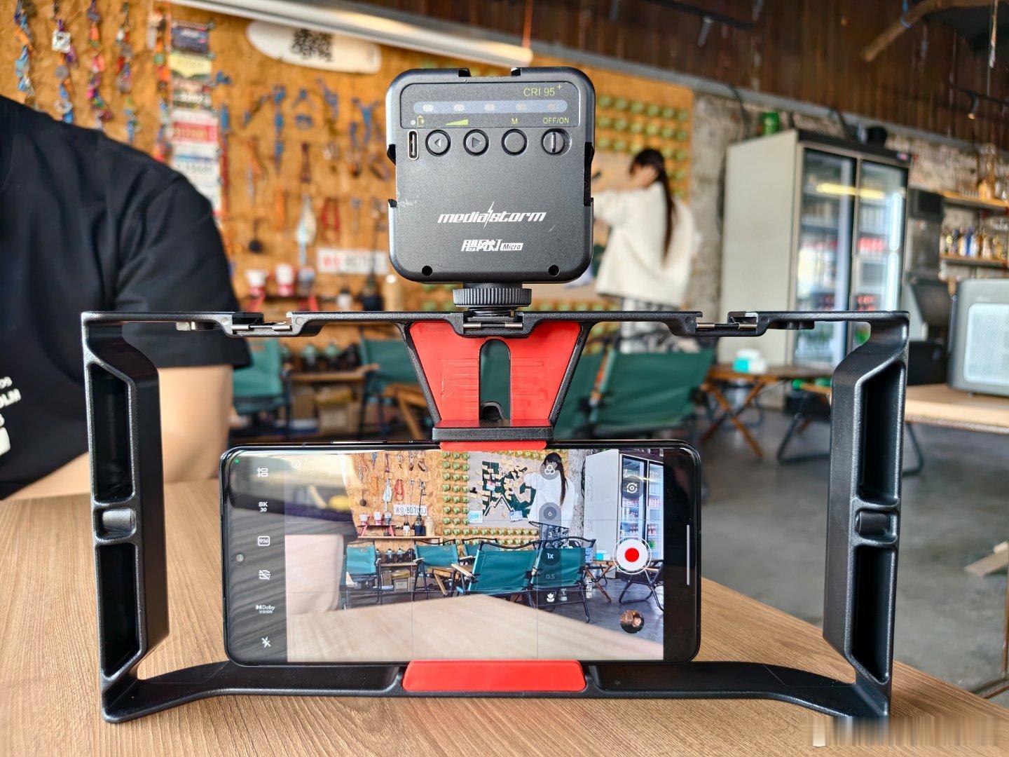 Motorola 今天用的是moto X70 Air Pro当摄影机