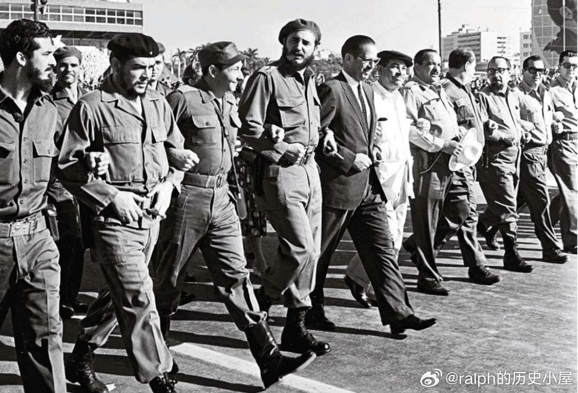 1962年5月1日哈瓦那的劳动节大游行中，时任古巴总统奥斯瓦尔多-多尔蒂科斯（左