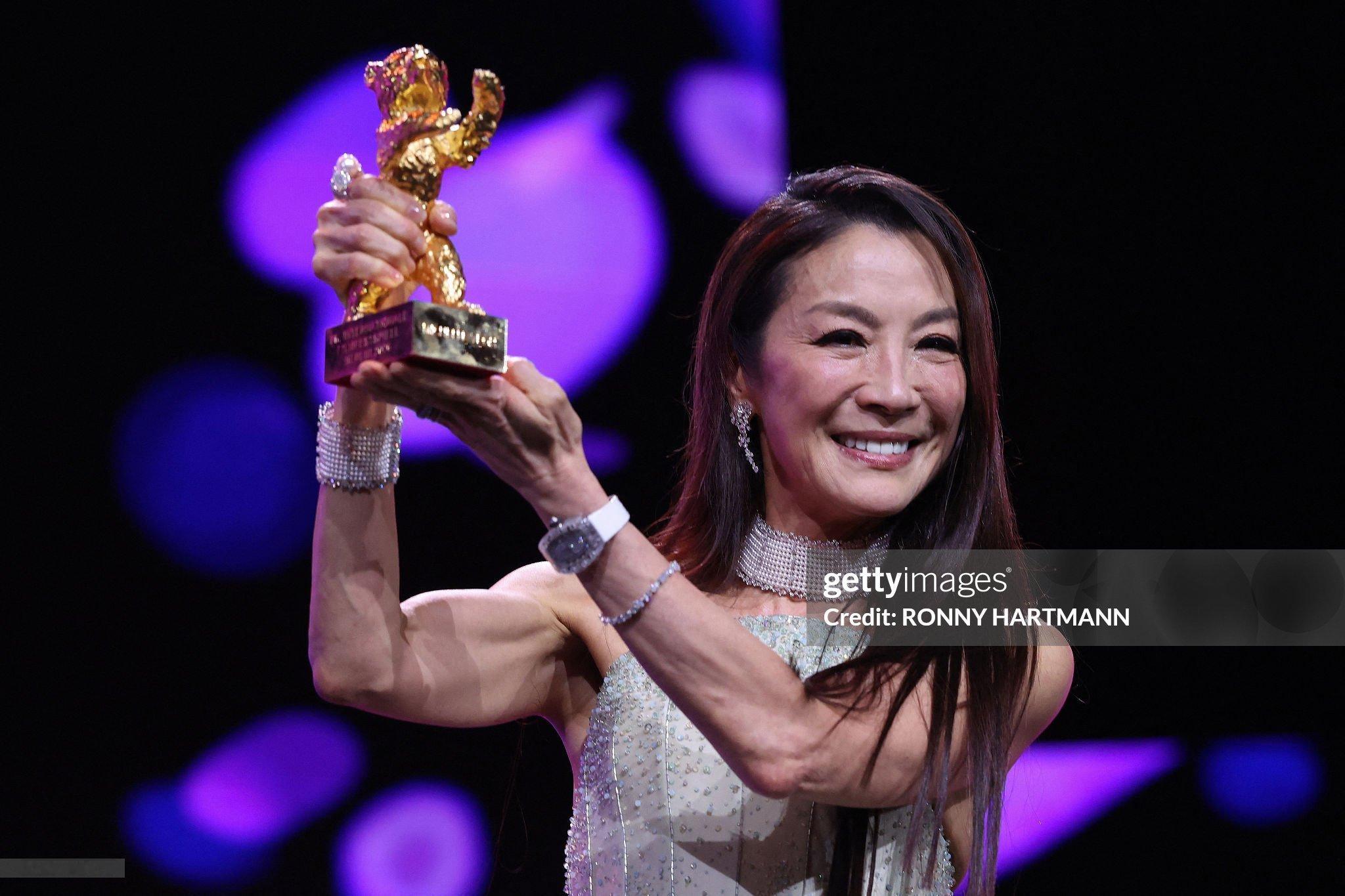 杨紫琼在柏林电影节领取了终身成就荣誉金熊奖  🏆她也成为首位获此殊荣的华人演员