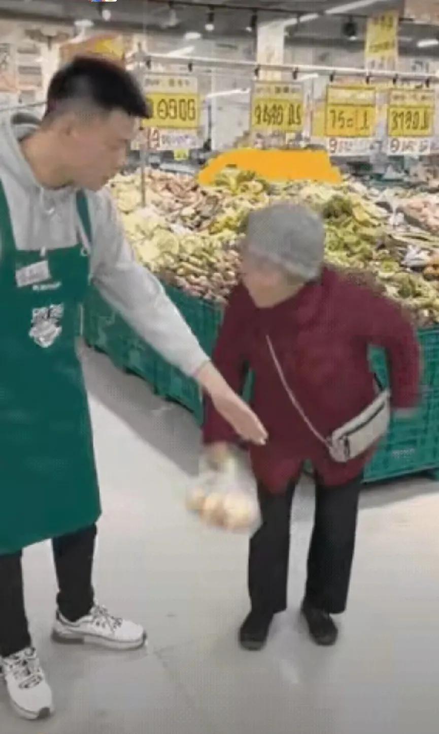 一老人在超市里拿了一袋包子，工作人员提醒老人需要结账时，万万没想到老人竟然直接倒