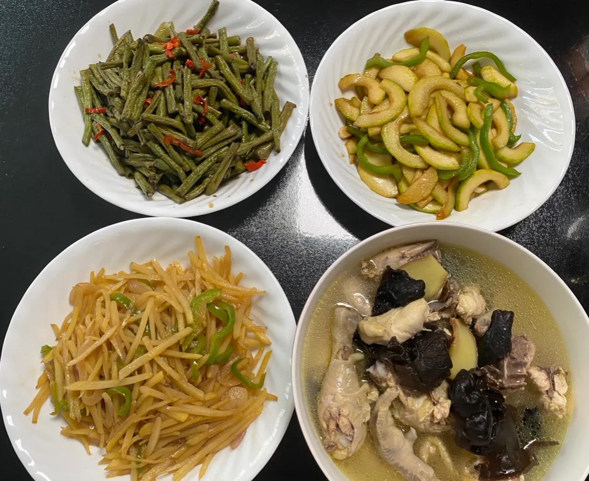 南京已经开始进入高温桑拿季节，前些日子连续下雨，俗话说：这两天高温叫做“收汁”，