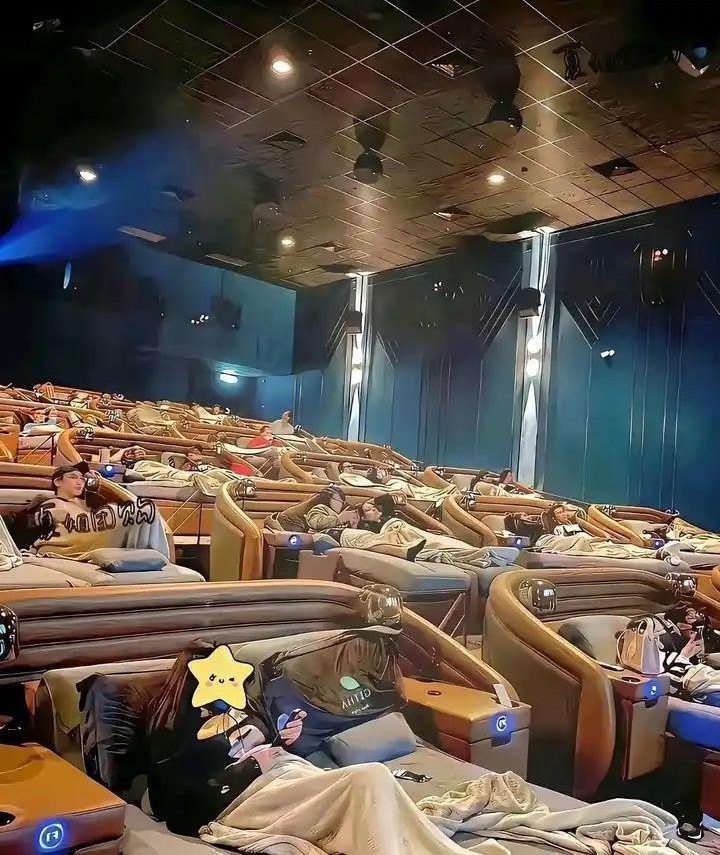 很好奇 这电影院的床是一场洗一次吗？ 