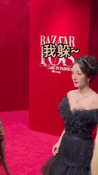 杨幂这个躲镜头签是不是蛮聪明的？还是很在乎的。 ​​​
