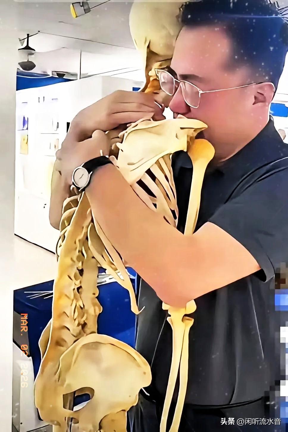 张金哲的学生在解剖室里，
紧紧抱着恩师的遗骨，久久不愿松开。

张金哲，伟大的老