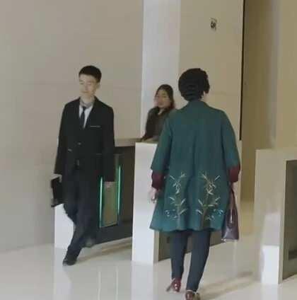 这两个人亏大了哦，错过了一场大戏
如果是我看到有个来势汹汹的阿姨，就算是下班我都