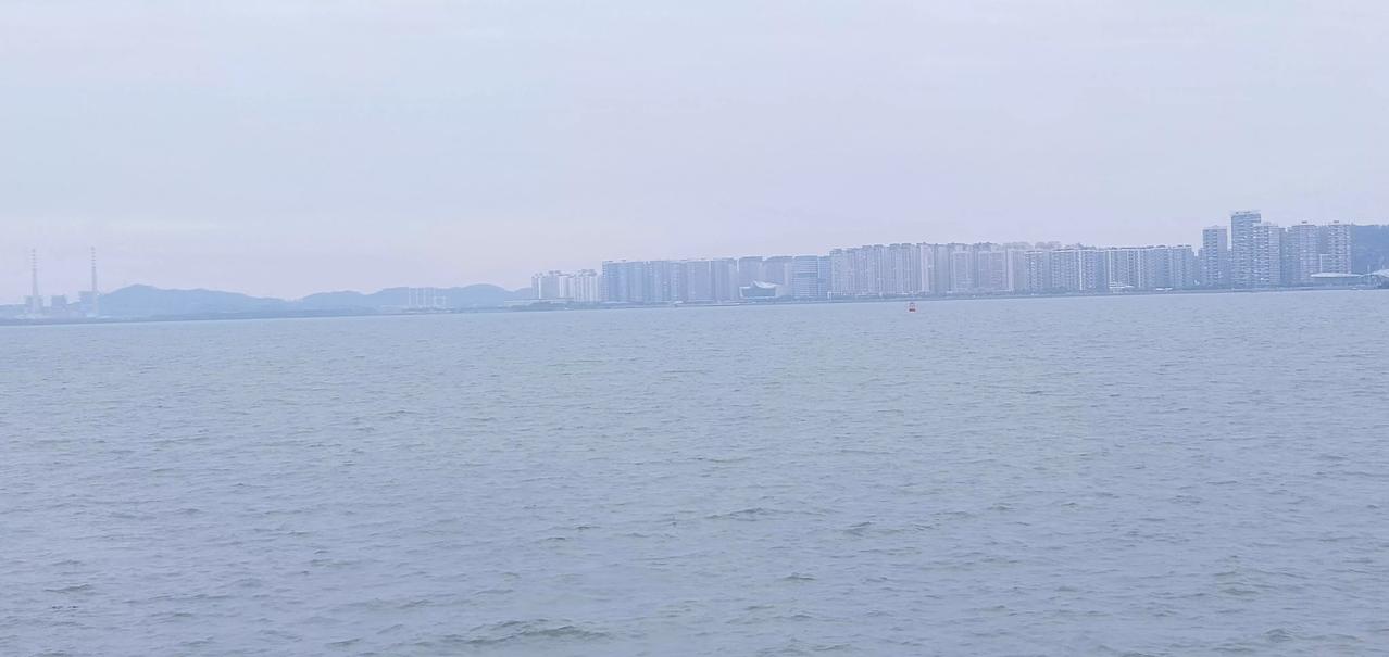 静谧的汕头内海湾，昔日海面汽笛起伏嚣张；外轮拥挤排队进港的场景，已成为历史。
阵