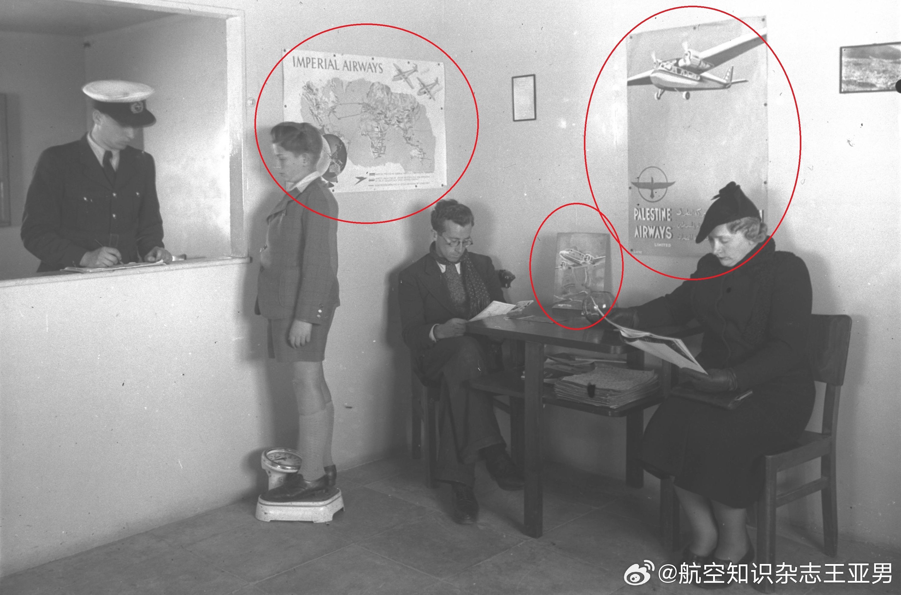 1939年，特拉维夫机场候机厅里，等候登机的两位成人乘客正在看书读报，另一个孩子