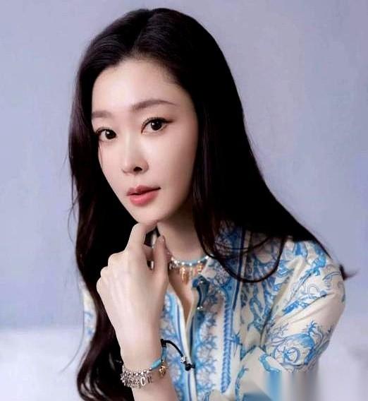 《伪装者》片场，一场戏，拍了十几遍。
监视器前，导演李雪的脸越来越沉，最后“啪”