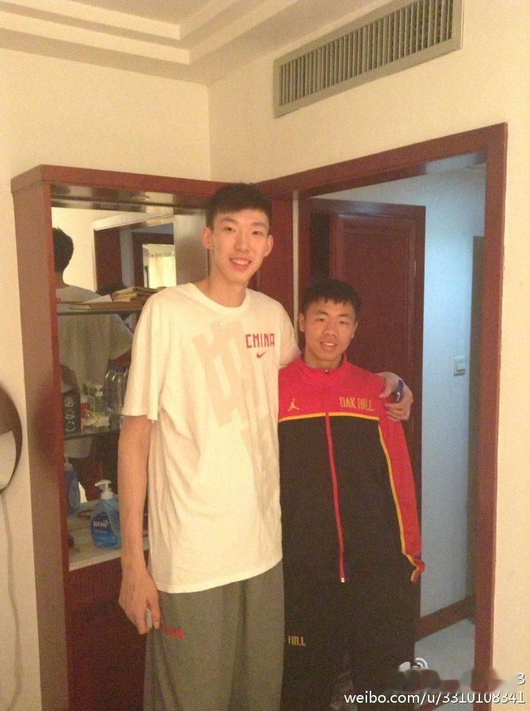 都在探讨男篮的留洋潮，我们不得不提到唐子豪。男篮留洋潮 
 
在中国篮球留洋史上