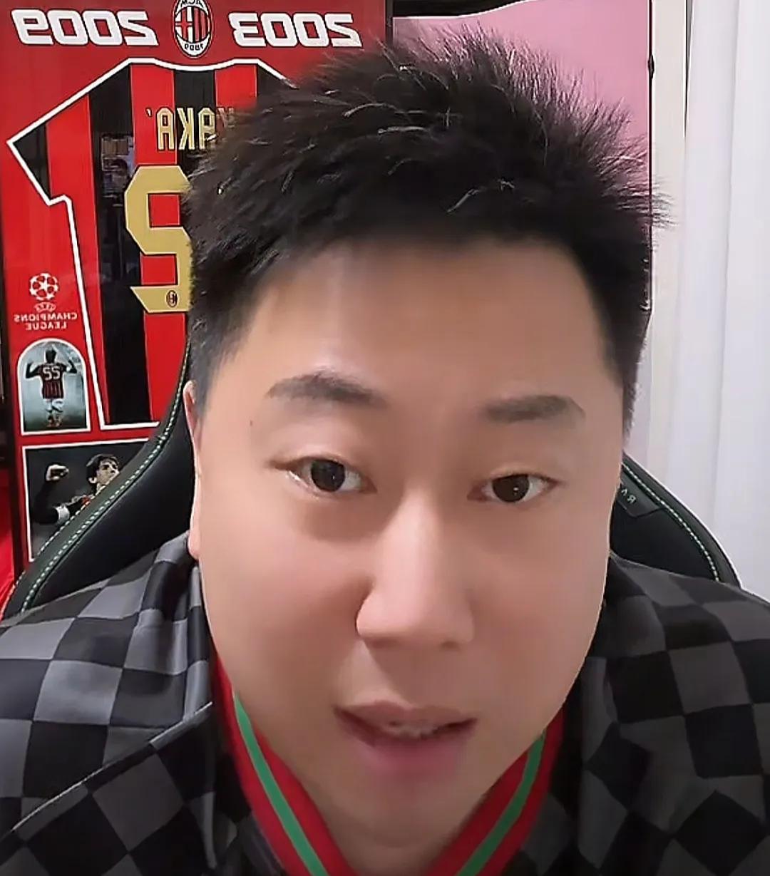 媒体人李宝库认为，U19国足球员苗润东不能再继续踢苏超这种业余比赛了。
李宝库在