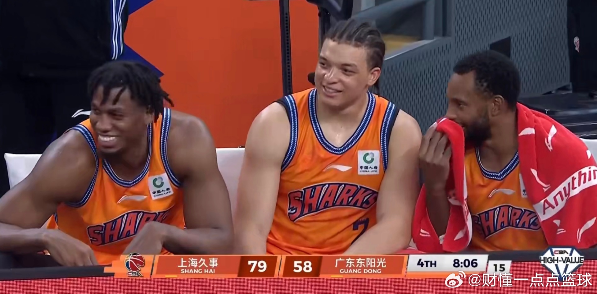 终场哨响，81比97，广东宏远又输给上海了，赛季被三杀，这比赛看得人胸口堵得慌—