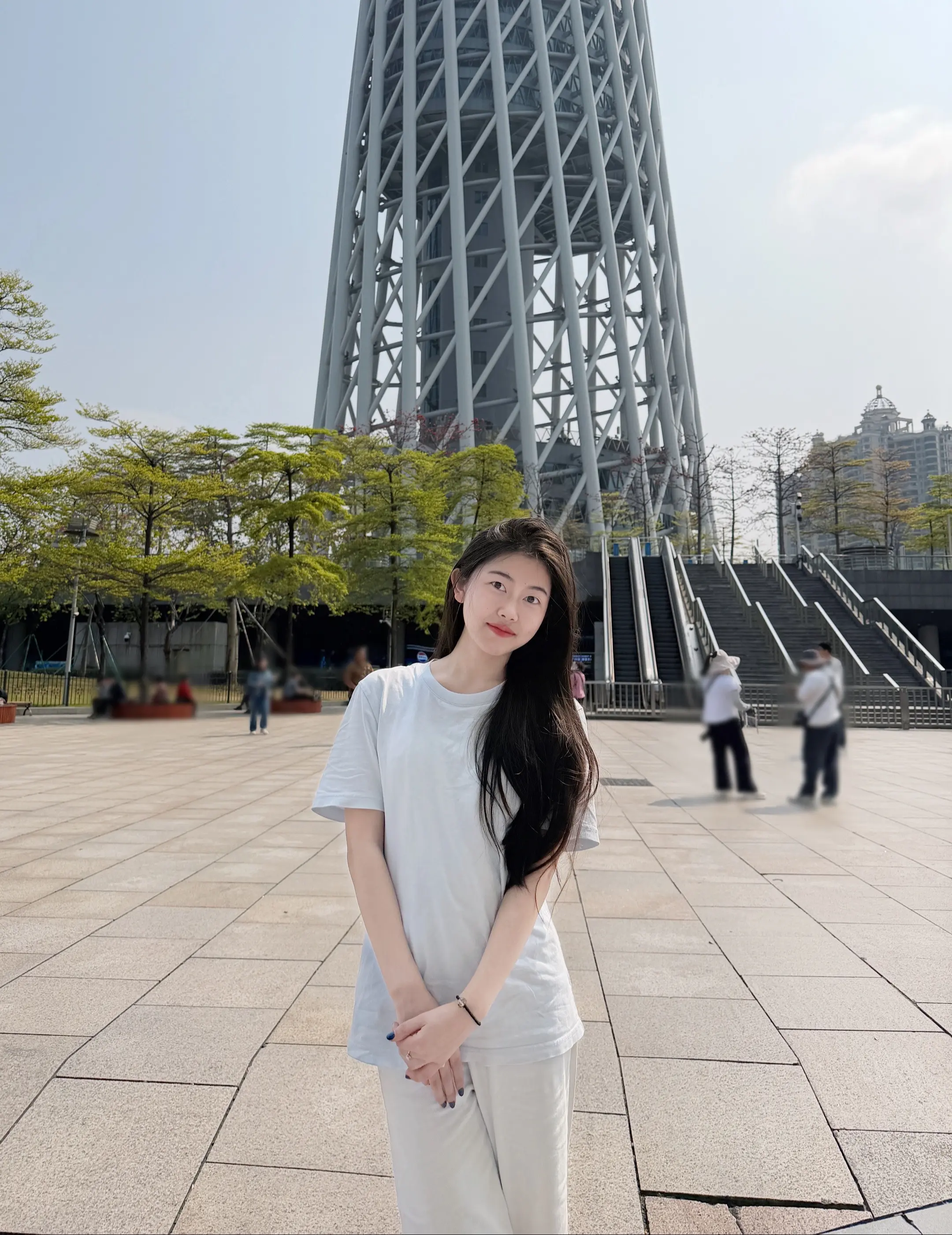 工作尚未有起色 离家又难以割舍 谈婚论嫁至在眼前 却还在路上寻找自己 ...