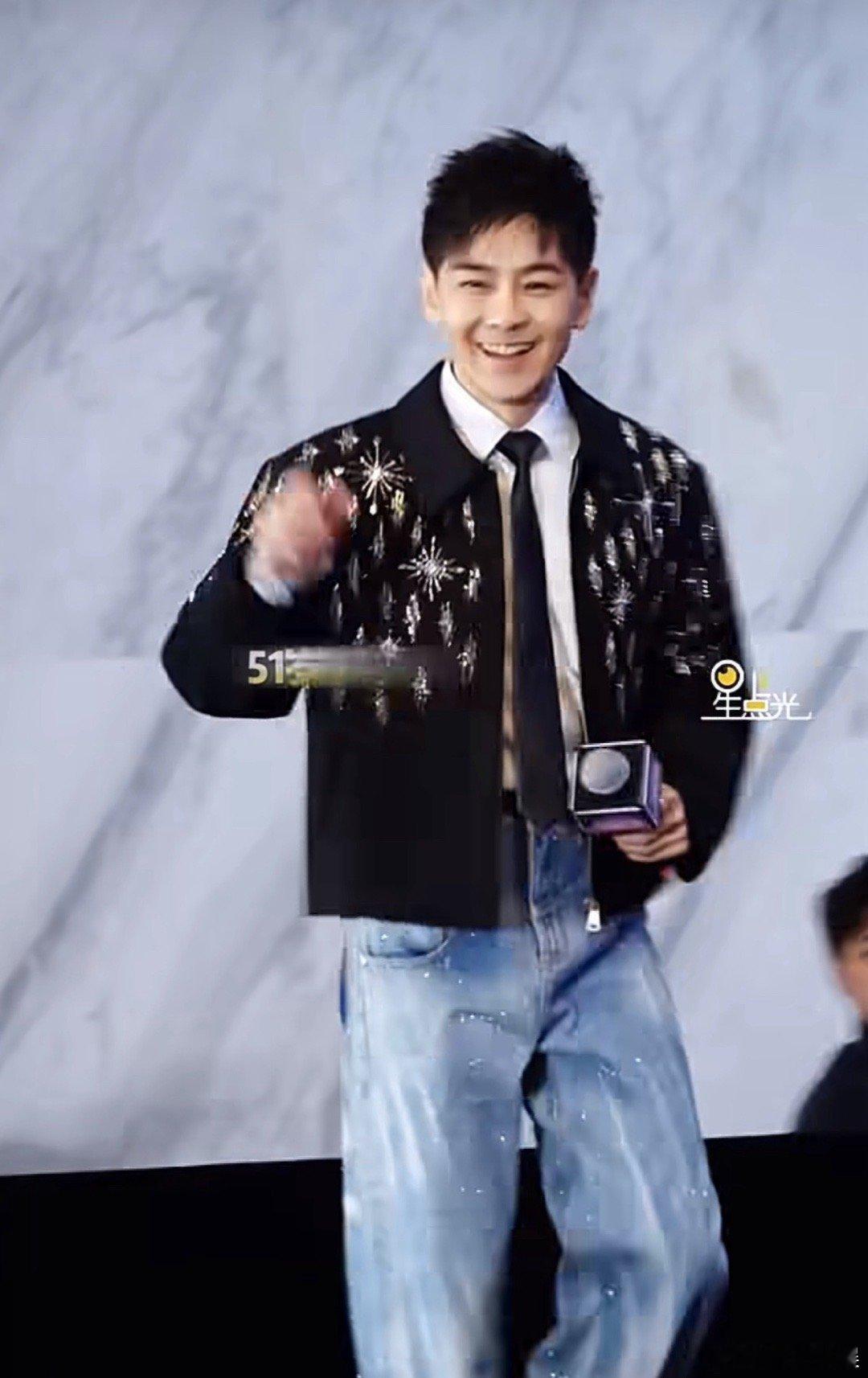 这居然是51岁的林志颖林志颖你再不老我就老了呀！真的不像是半百的人，之前更年轻，