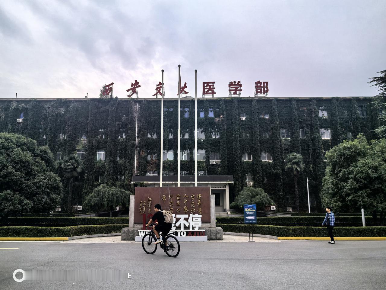 有一个医生朋友真的很幸运
我朋友的父亲，一个人在老家，化疗之后，第三天，发烧。