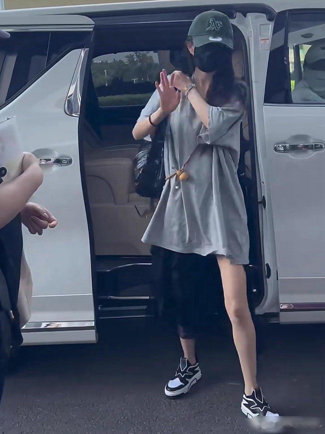杨幂的时尚感从来都不缺，随便一穿都是时髦的代名词。近日杨幂机场穿搭就引起热议，上