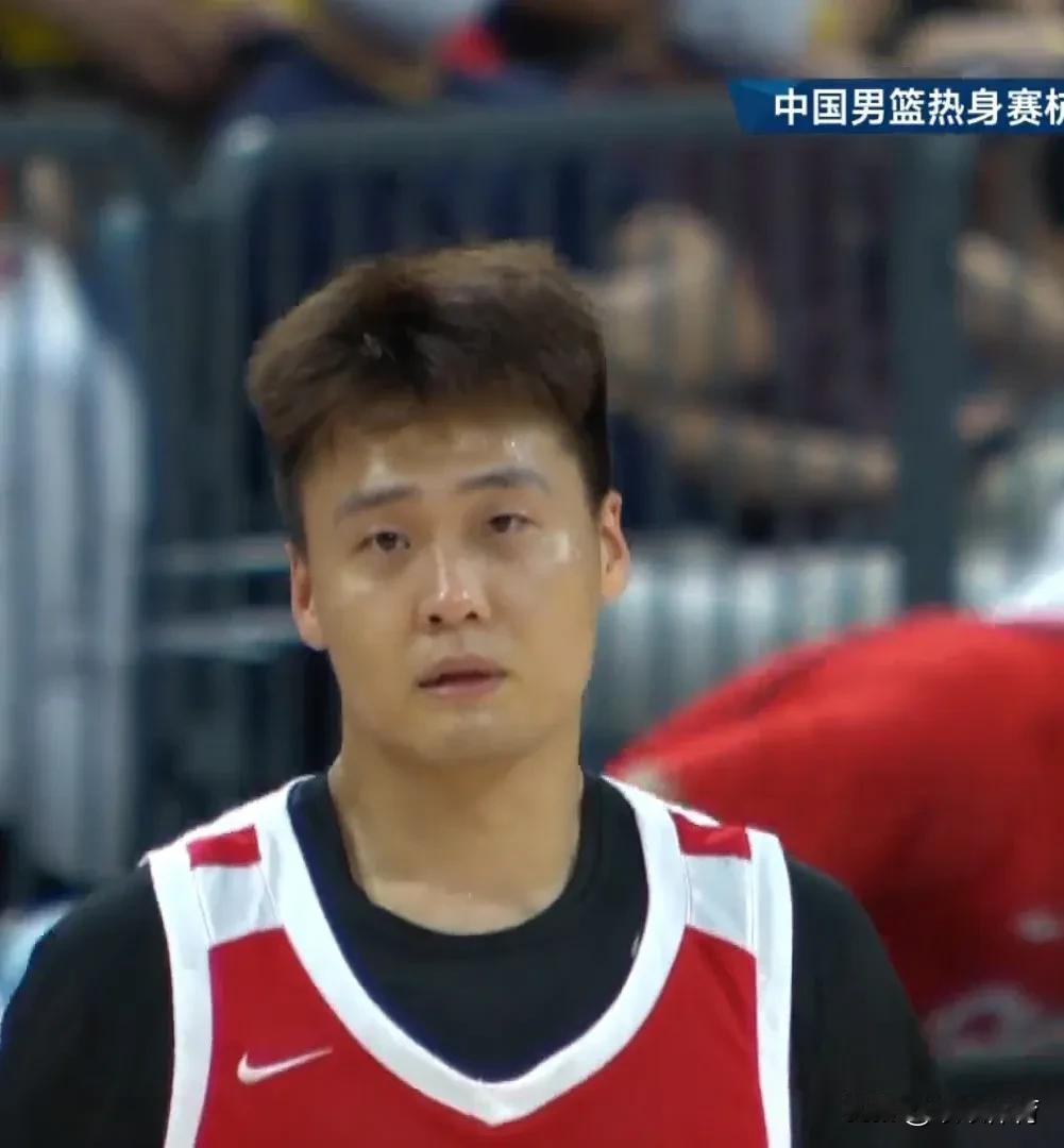 【中国男篮热身赛第一节24-20】
第一节中国队11-15落后时，王俊杰上场投中