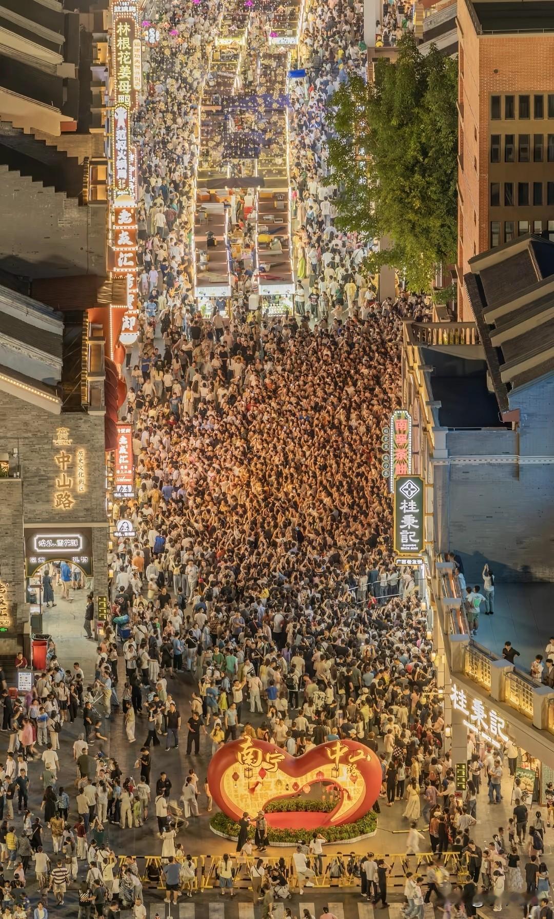 南宁逐渐成为广西热门城市，五一假期这波客流量直接赢麻了！
这个五一假期南宁市中心