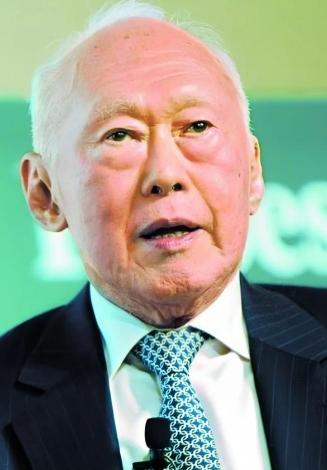 50年前，李光耀接受采访，美国记者问：您觉得，未来的中国能强大起来吗？如果能，你