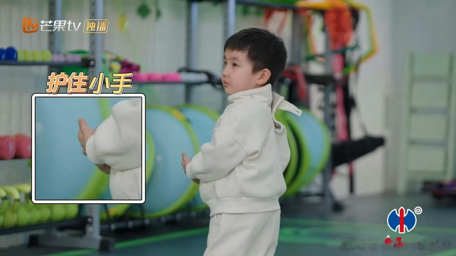 陈沛佟被闫涵当场背刺爸爸当家 这画面太欢乐，乐悠一哭，闫涵就“上位”，陈沛佟一脸