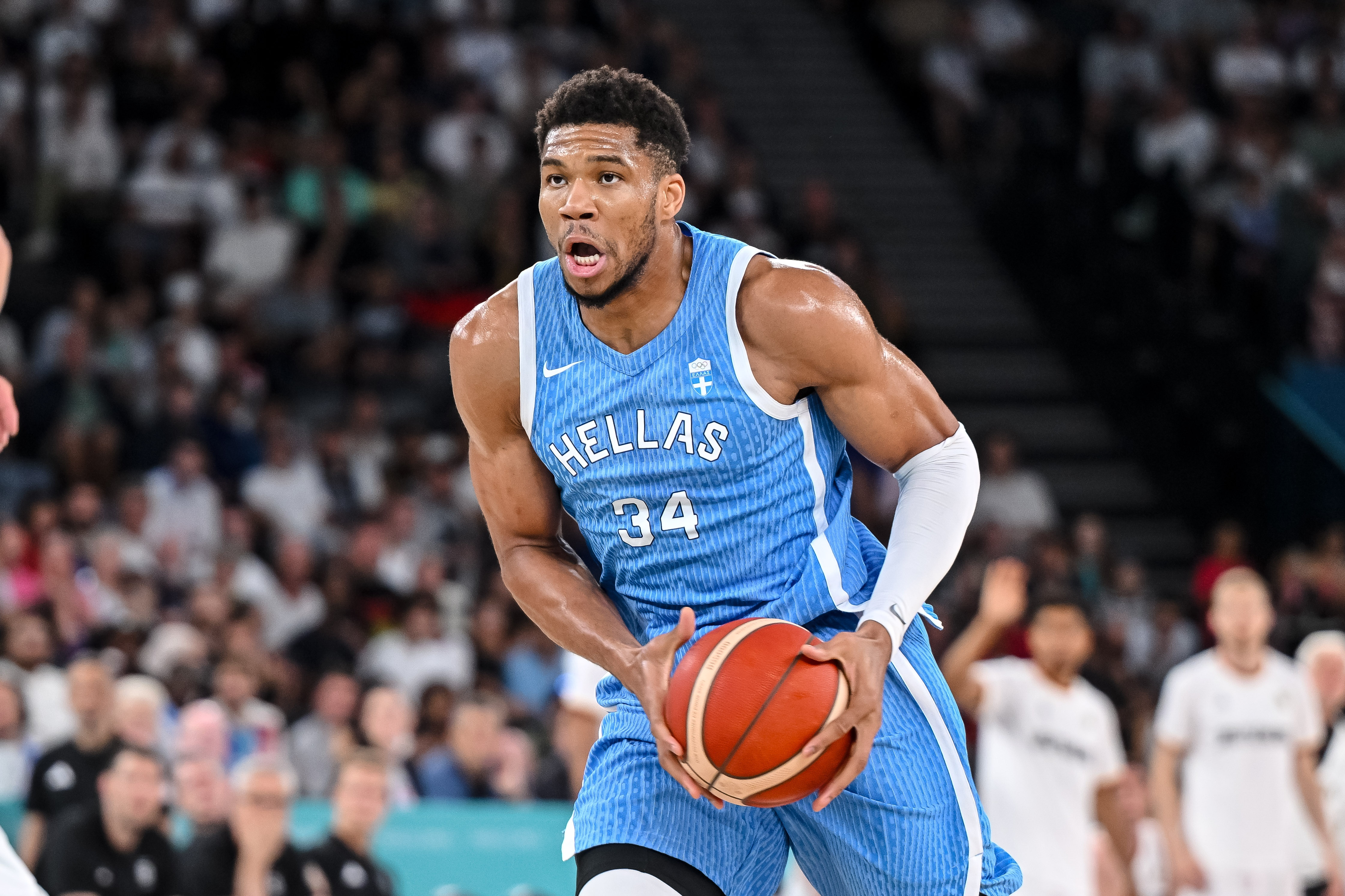 很省！字母哥被拍到在低价区购物 结账时甚至使用了礼品兑换码#字母哥##NBA# 