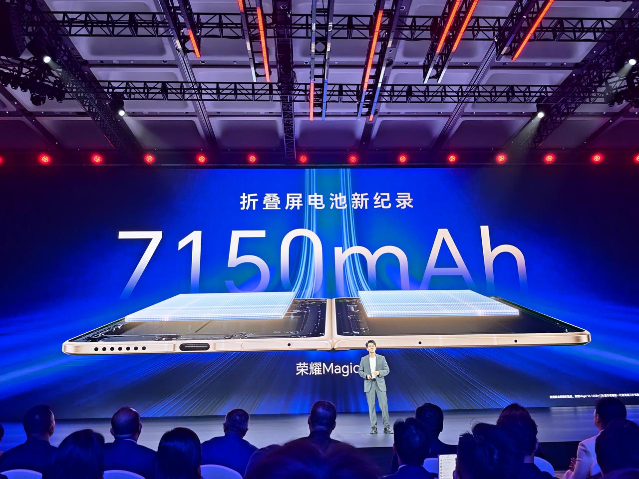 V6 折叠形态下薄至8.75毫米，轻至219g，展开状态下的厚度只有4.0毫米，