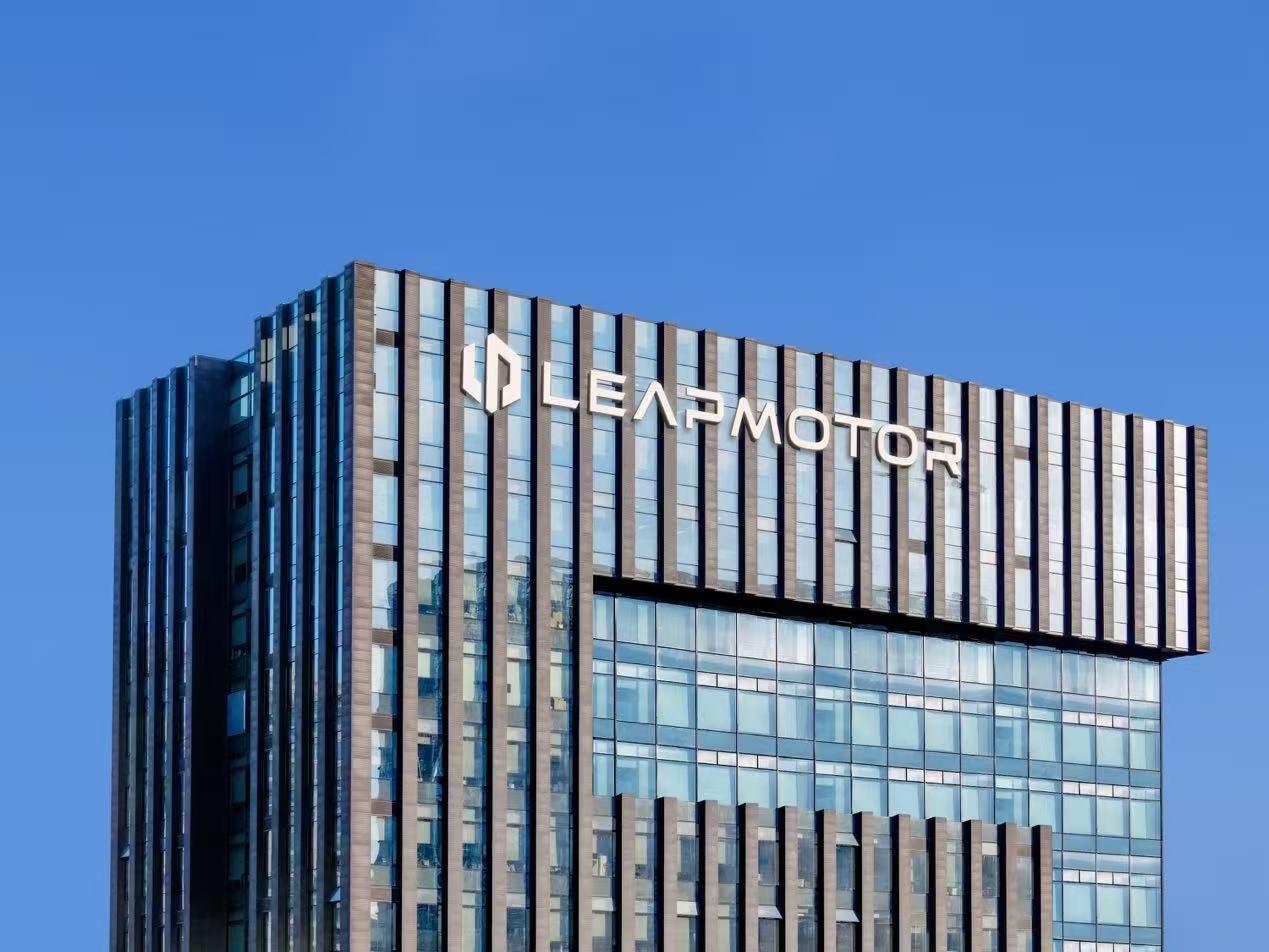 【创新高！零跑汽车11月交付超7.03万辆】日前，零跑汽车官宣：11月份全系交付