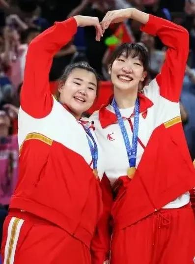 球场姐妹花

大运会女篮决赛，中国队99:91力克日本队，勇夺冠军。颁奖仪式时，