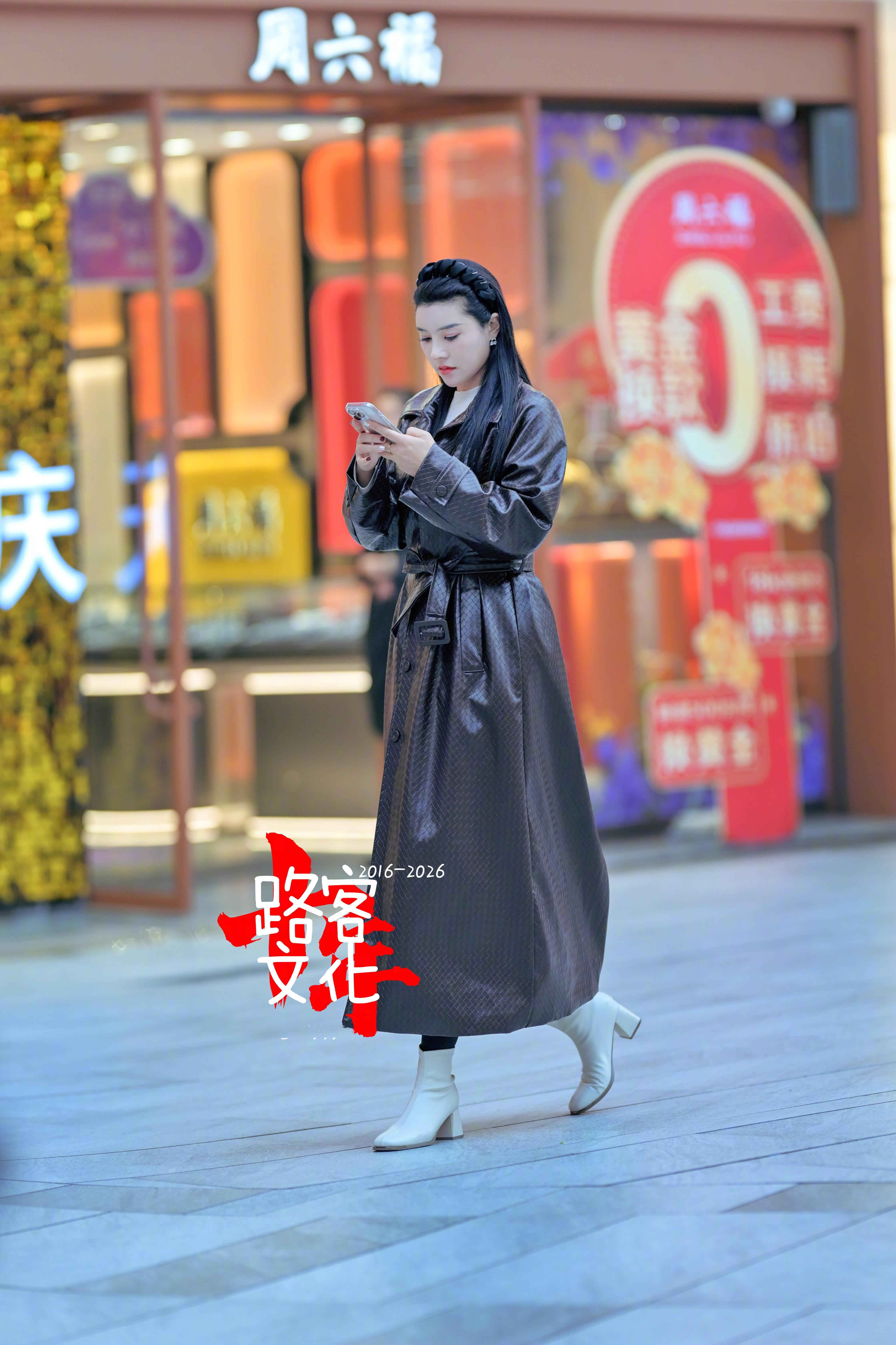 这种编织皮面的大衣少见 