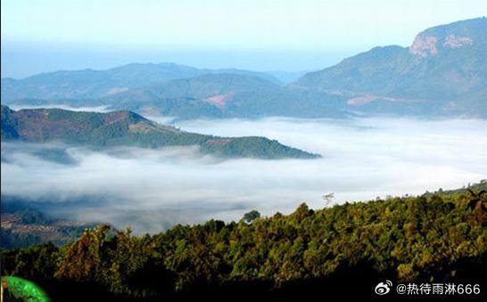 【佤山】佤山的雾海，宛如蓬莱仙境，万道光芒透过山顶洒在斜坡上，山下是仙境般的云海