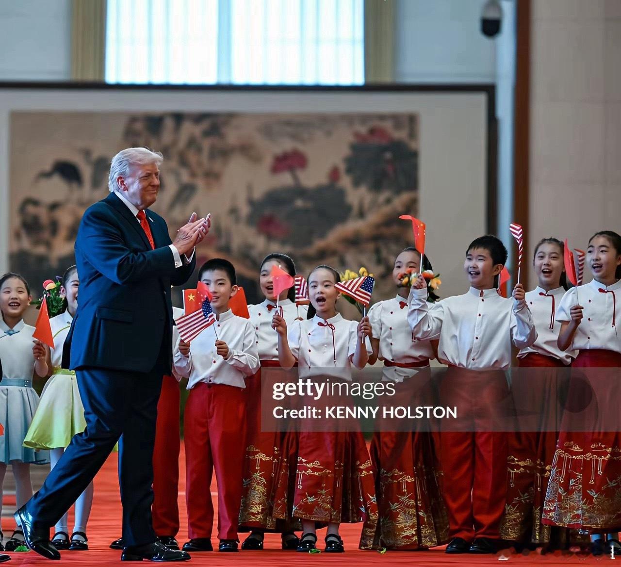 为啥美国精英一到中国，集体变正经？平时在美国、在其他国家，特朗普随性散漫、黄仁勋