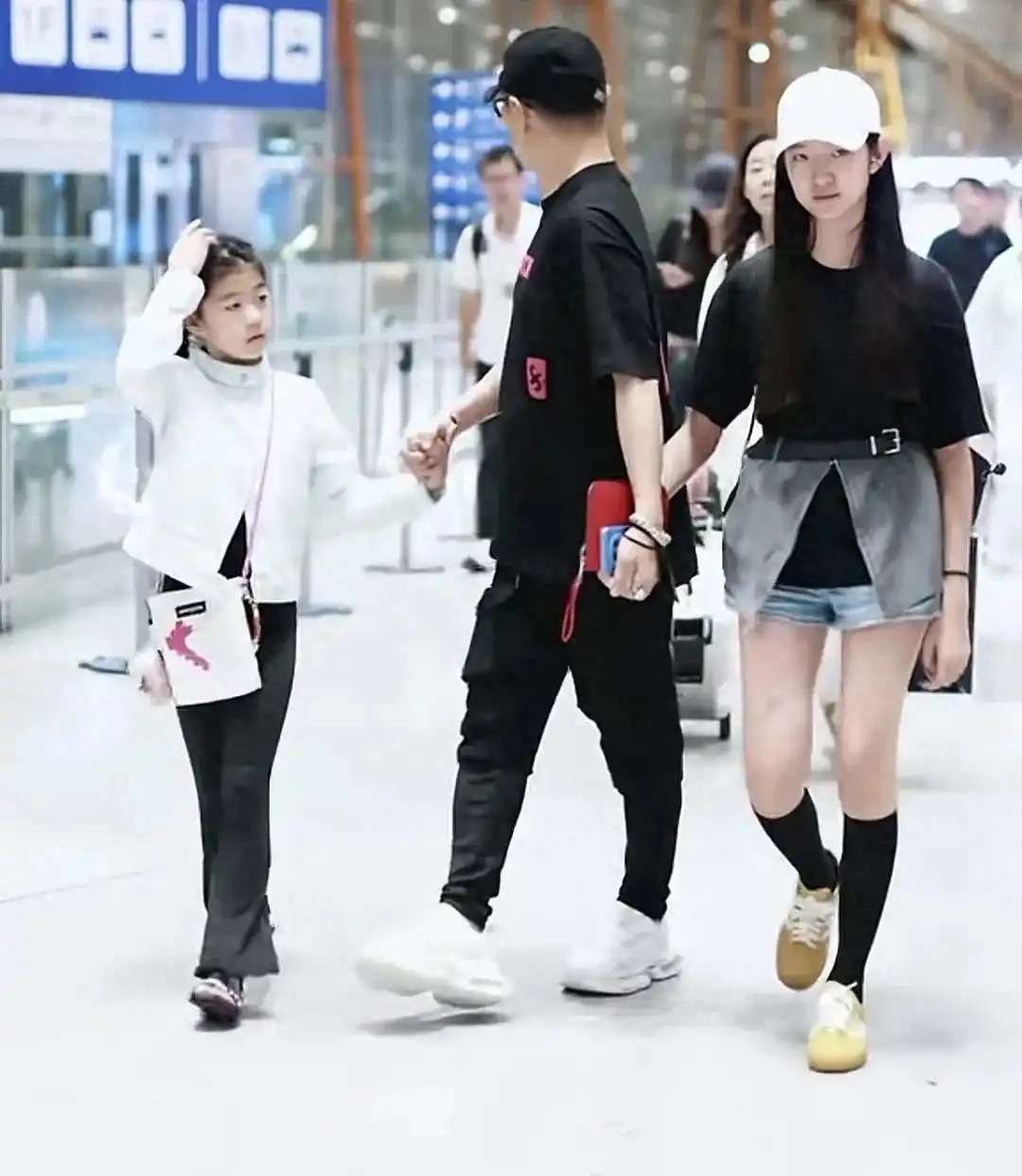 汪峰阻止14岁女儿买大牌家境优渥的家庭，反而更考验父母的消费教育。汪峰拒绝女儿购