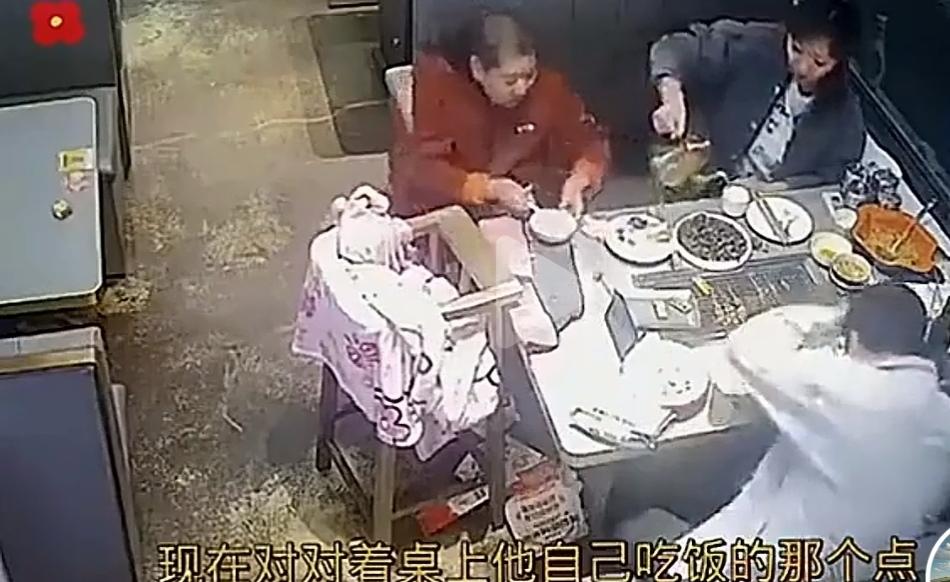 靠耍无赖吃大餐，有点无耻了吧！ 
      生活好了，全家出去吃吃大餐，是快乐