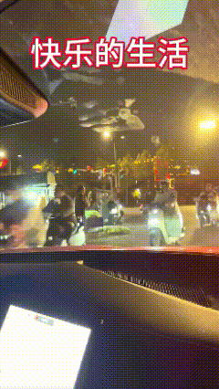 不要嘲笑那些看起来有点疯疯癫癫的人！

第一眼觉得他很勇敢，再看会觉得莫名的心酸