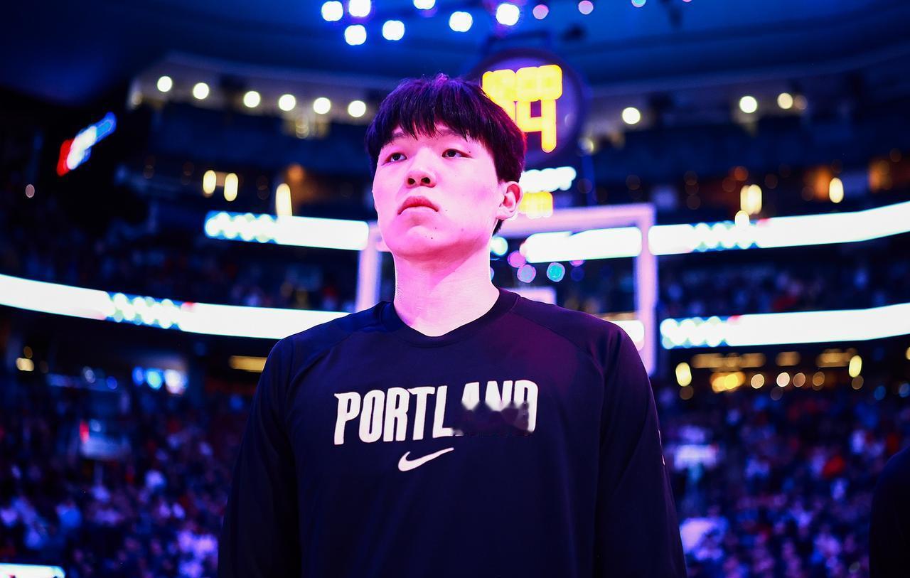 一个月没摸球，这就是开拓者承诺的“培养”？
刚刚，开拓者再次把杨瀚森下放到发展联