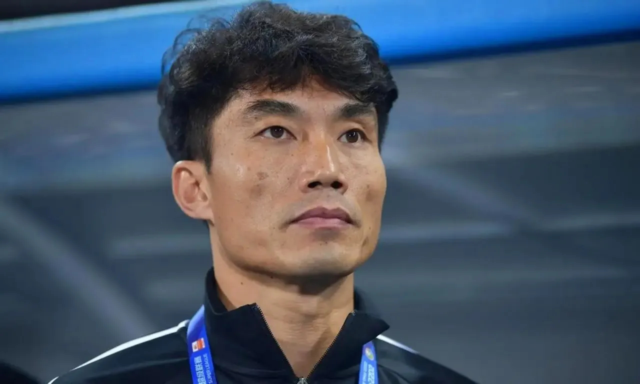 青岛西海岸主帅郑智放话了：我选人可不看年龄，只看球员状态！这位西海岸新帅说得挺直