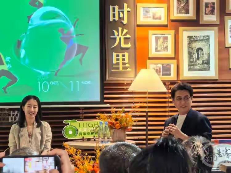 10月9日，靳东以戏剧工作者的身份在重庆“点亮生活”青年艺术周之青年戏剧种子计划