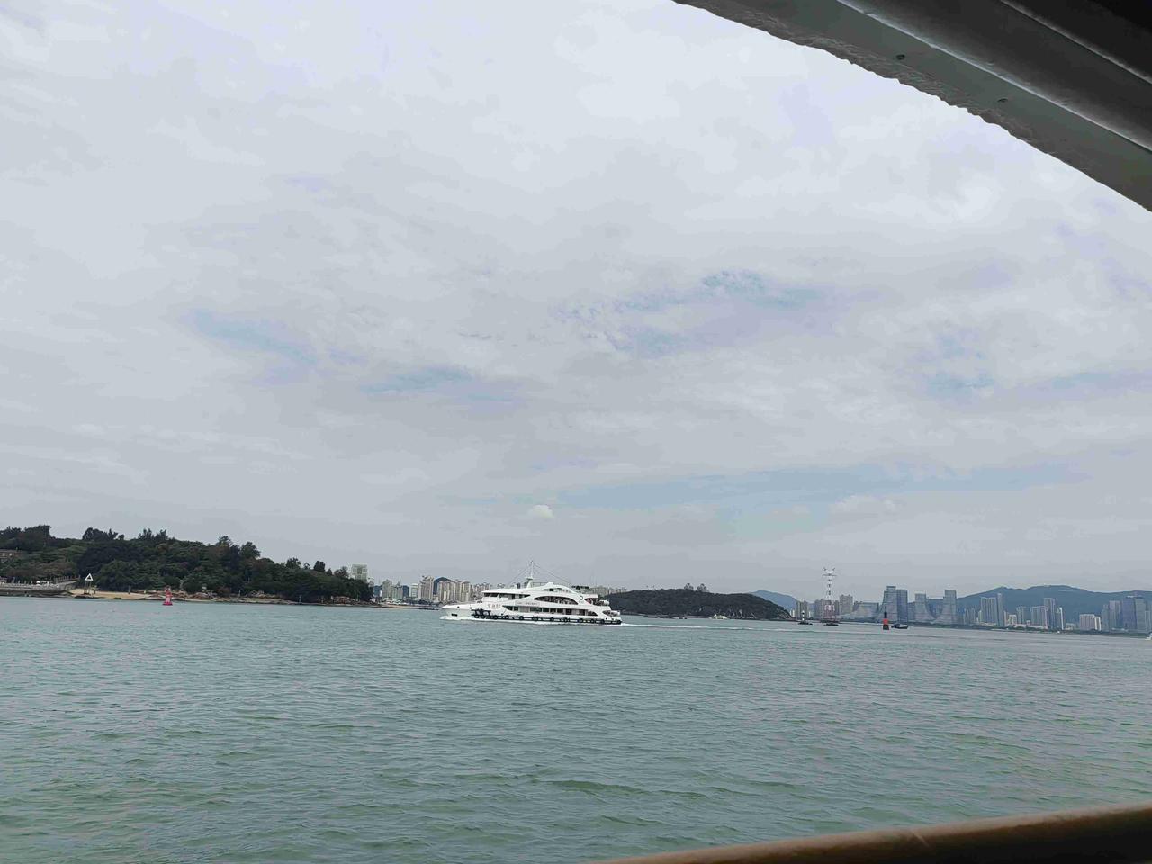 24°，气温宜人，却透着一股闷热。天空阴沉沉的，雨迟迟不来，太阳也不见踪影，这不