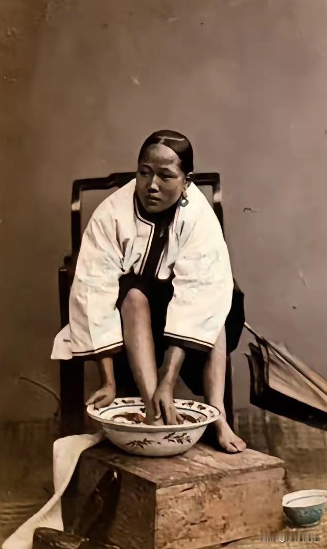 初步判断这张照片，十有八九是一张假照片，虽然清朝比较落后，但是也不可能落后到这种