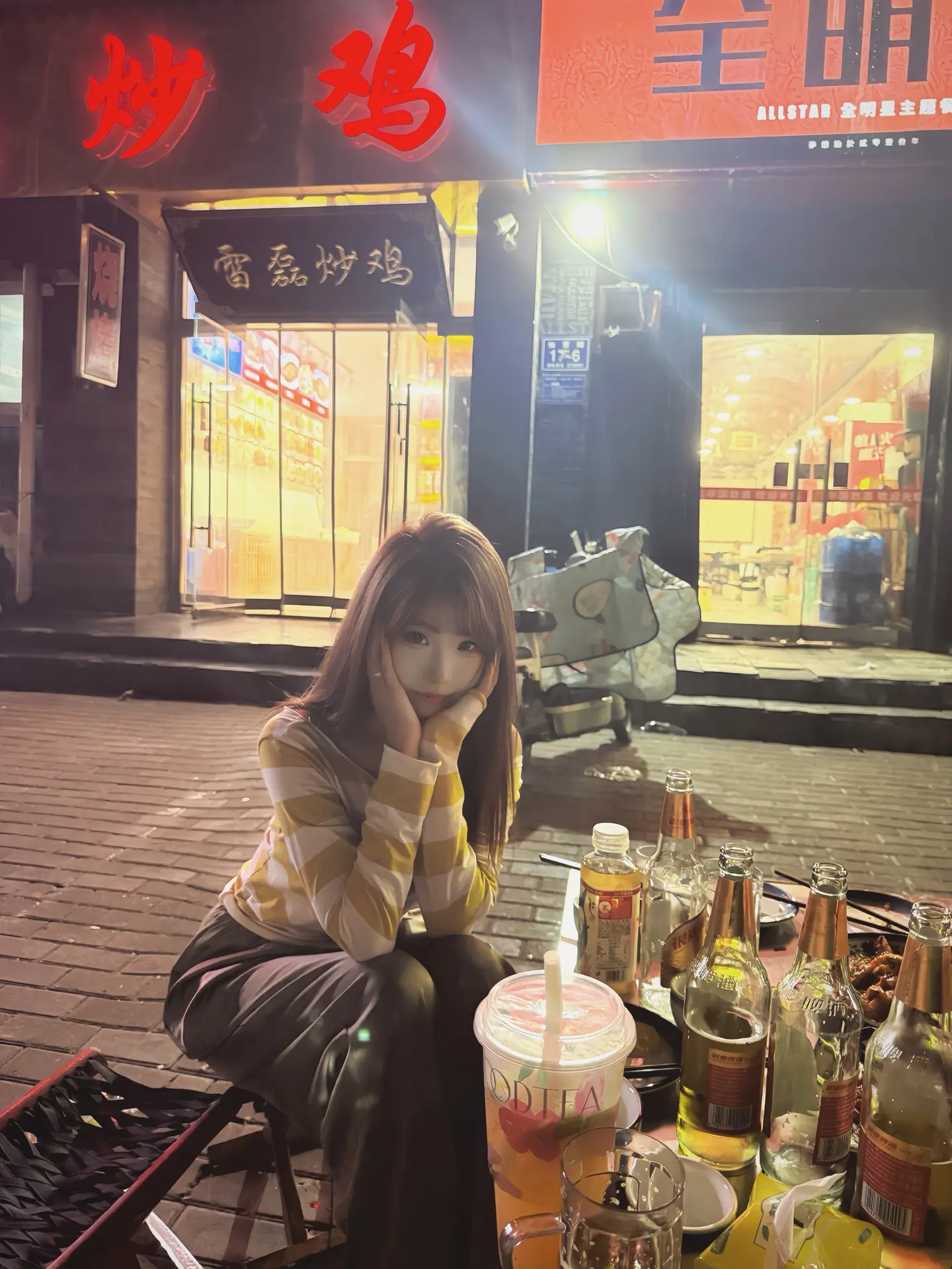 这么些年你就像野草一样坚强的给自己做避风港 没有人给你撑腰 以至于外界...