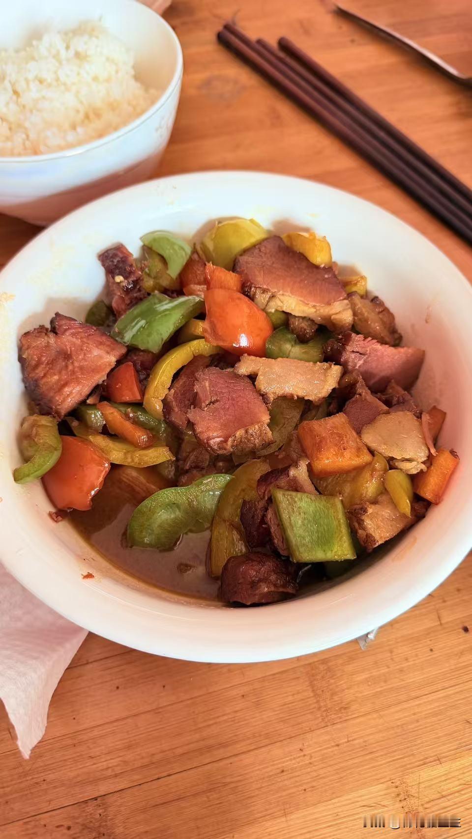 这盘腊肉炒青红椒也太香了吧！刚出锅那股腊肉的咸香裹着彩椒的清甜，往米饭上一浇，油