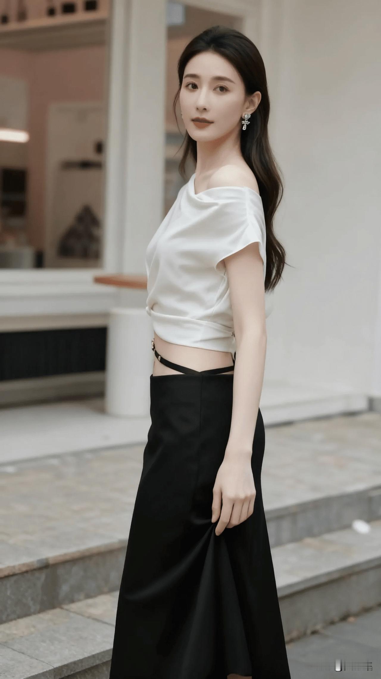 气质美女可太有魅力了。之前在图书馆遇到一位，她安静地坐在角落，捧着一本诗集，阳光