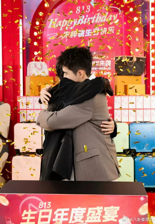 张翰连续五年为朱梓骁庆生谁的青春回来了！张翰连续5年为朱梓骁庆生张翰连续5年都陪