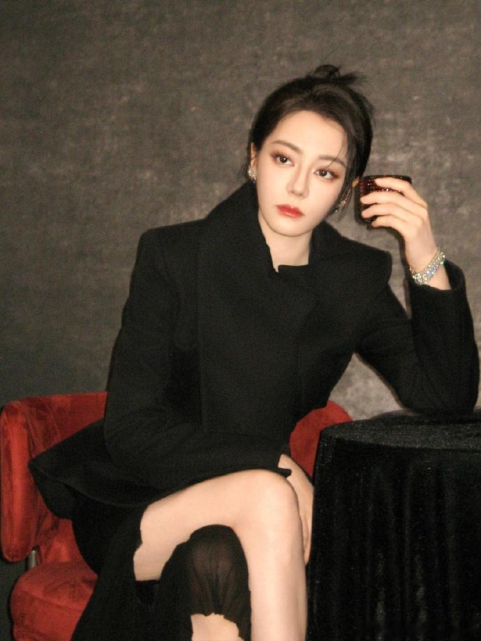 迪丽热巴身上的 cool 感是种独特氛围，是态度上的坚定，是气质中的洒脱，无需刻