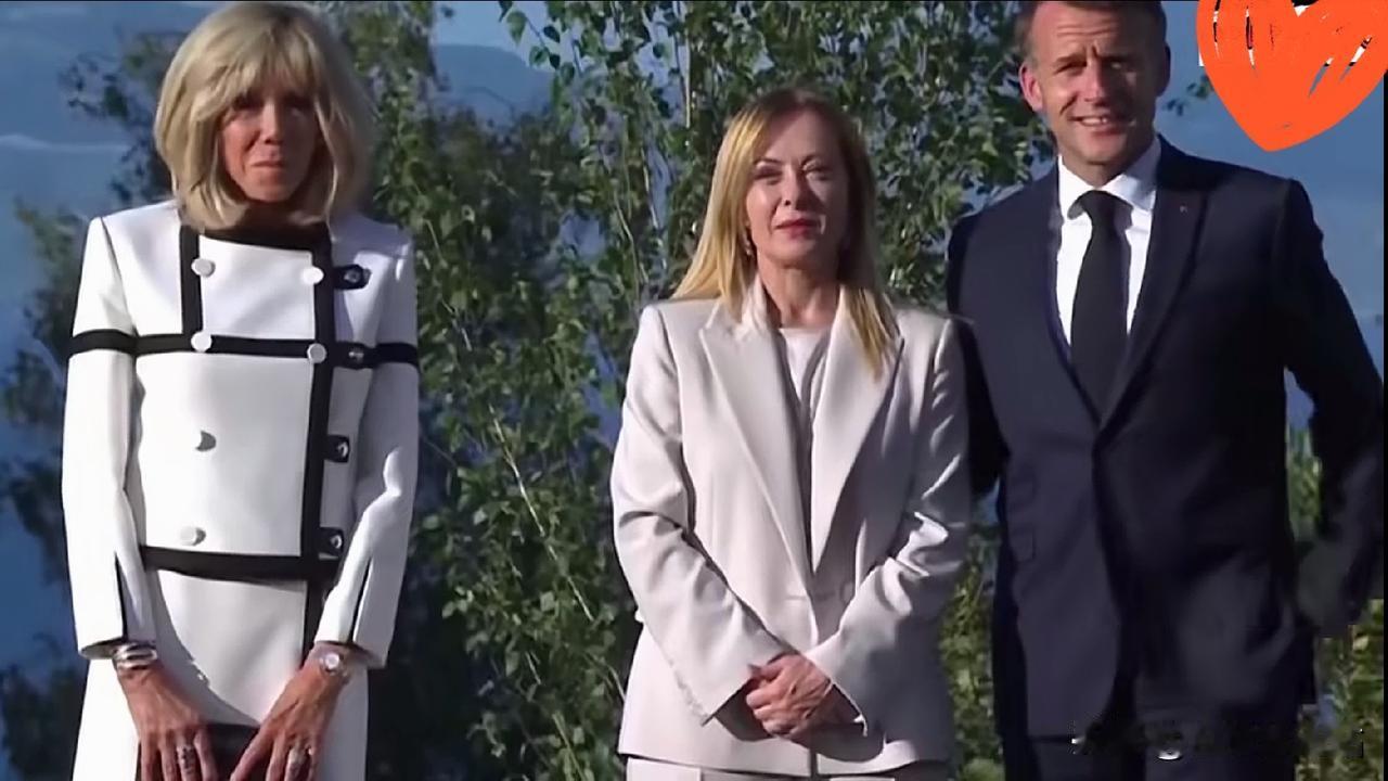 马克龙与夫人，
梅洛尼三人的站位就是不一样。

马克龙搂着梅洛尼，
把夫人放在旁