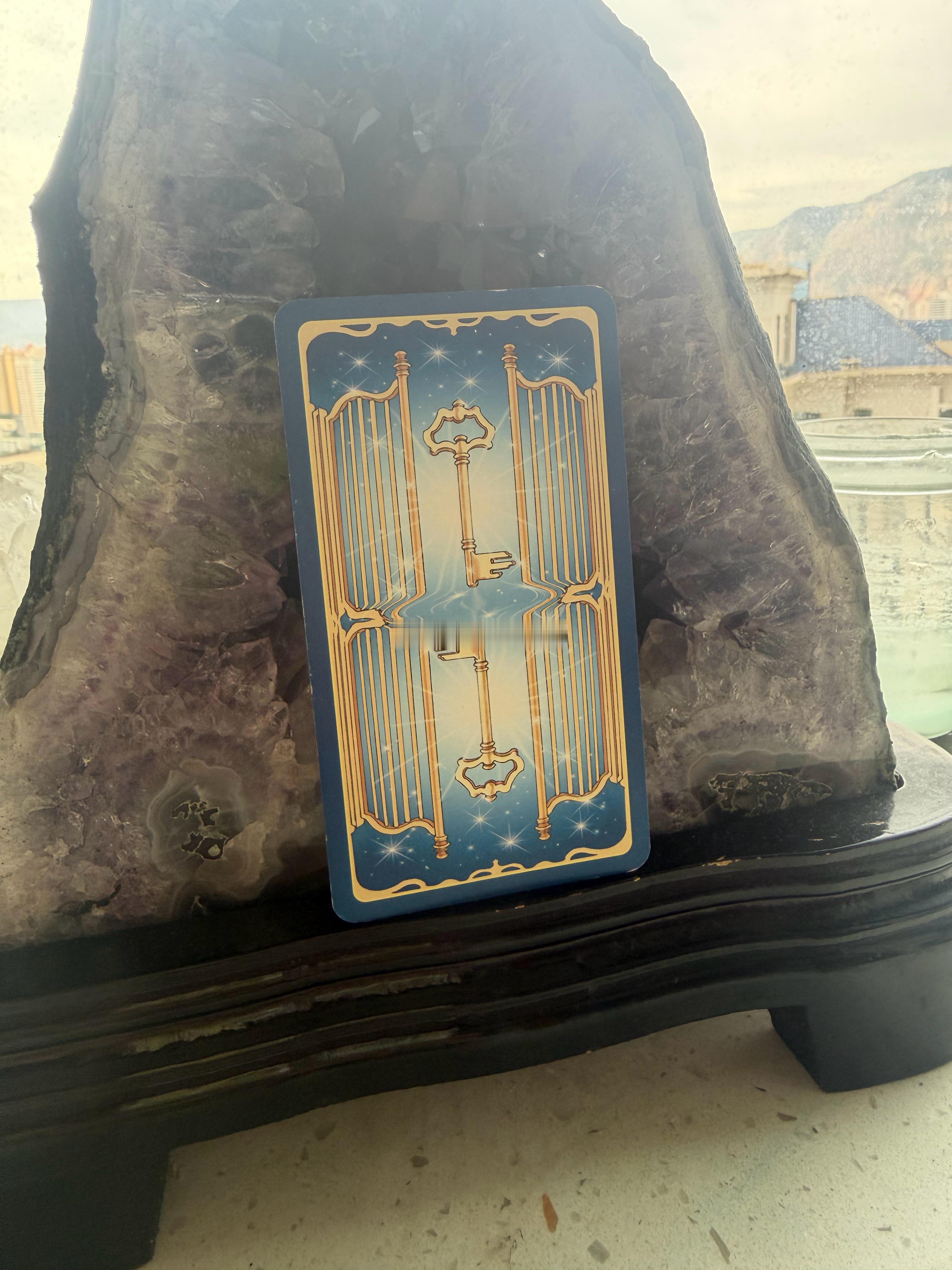 来！话不多说。尝试描述这张牌的正面将会是什么画面（现在图片是背面）我来告诉你，你