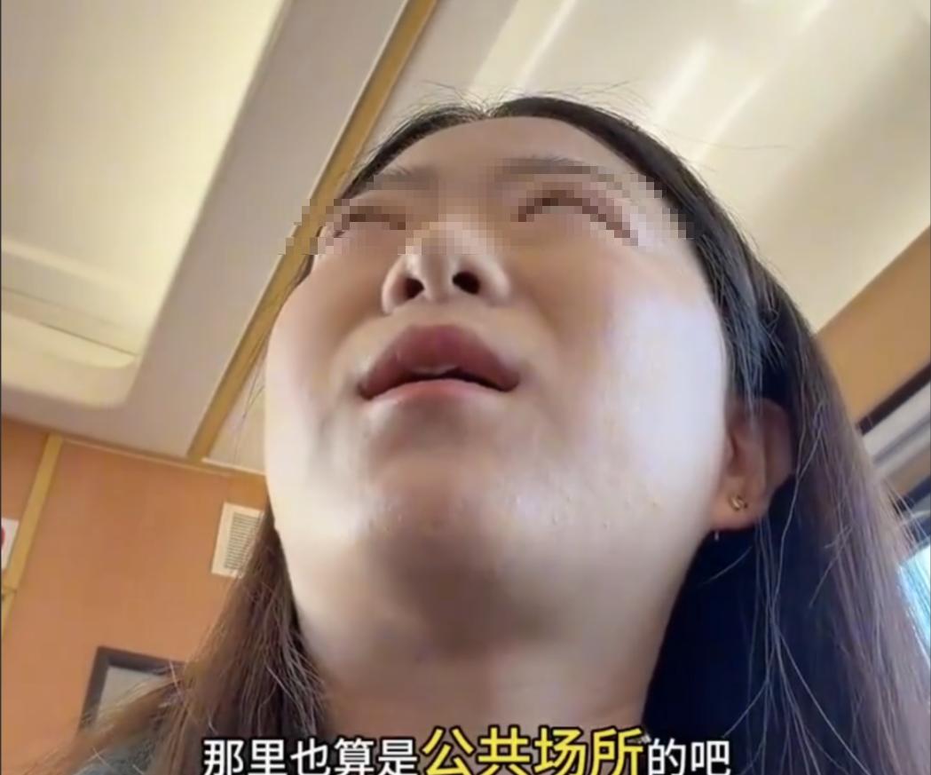 太离谱！2026年5月，一段火车上的对峙视频在网上疯传，一名女子因烟味和列车长当