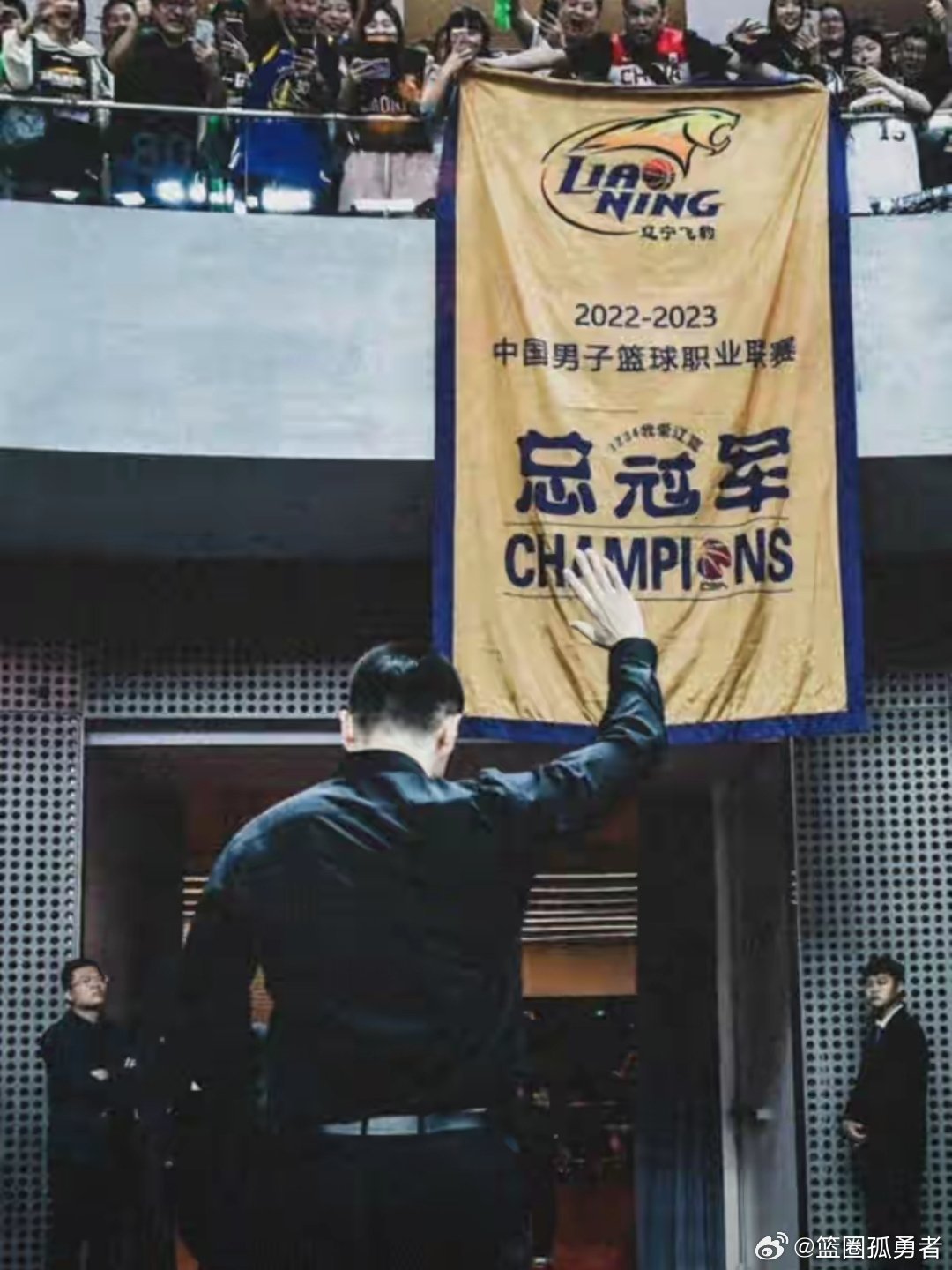 杨鸣指导应该不会等待太久，还是会重新走上教练员的岗位，各位球迷等官宣吧！ 